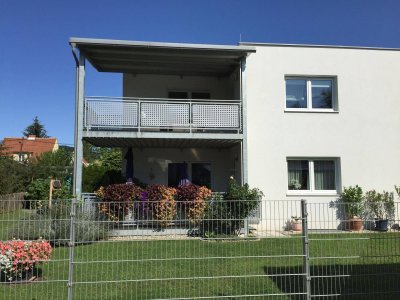 Balkonwohnung mit 3 Zimmern, 92 m2, Festnetz-Internet, Deckenkühlung, Photovoltaik-Gemeinschaftsanlage, geräumiger Keller, Einbauküche mit E-Geräten, Badezimmer möbliert, Schallschutzfenster, Ruhelage, Carport