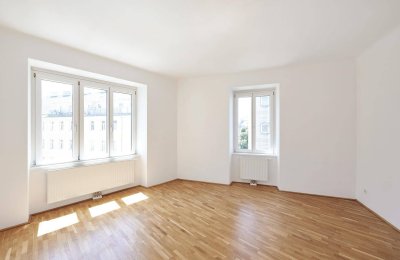 Liebevoll saniert und viel Platz!Helle 2 Zimmer Altbauwohnung in top Lage