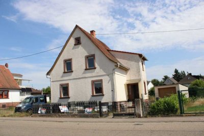*Dornröschen möchte wach geküsst werden*
Freistehendes sanierungsbedürftiges Haus mit Garage und ri