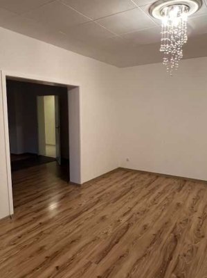 Großzügige, helle 3-Zimmerwohnung mit Küche, Balkon und Stellplatz