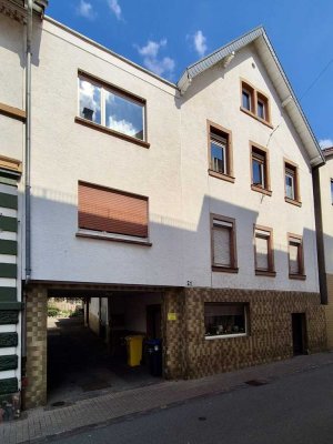 Solides Zweifamilienhaus (ca. 72 m2 von 178 m2 frei) in guter Lage von Heidelberg-Ziegelhausen