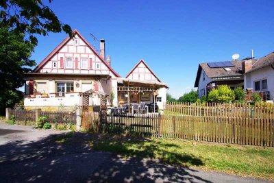 Liebevoll gestaltetes Fachwerkhaus mit schönem Garten und überdachter Terrasse