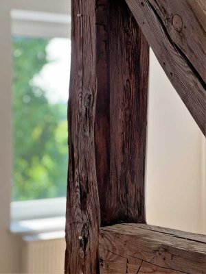 +++Süße Dachgeschoß-Wohnung mit Schrägen und Balken+++