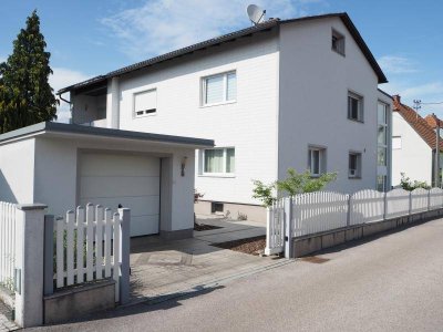Sehr schöne Haushälfte mit Pool und Gartenbenutzung, 115 m² WNFL im OG, teilmöbliert, Einzelgarage, Keller