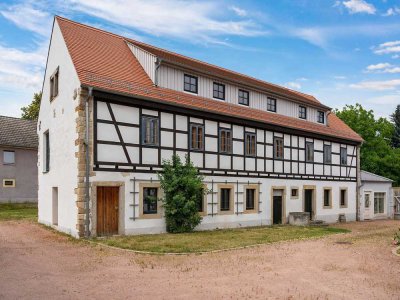 Teilsaniertes Fachwerkhaus mit Baugrundstück in Elbnähe!
