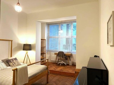 Altbauwohnung, 4-Zi., möbliert mit kleiner Hofterrasse