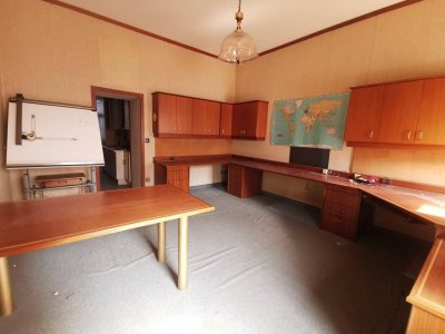 Renovieren/sanieren, einziehen. 1 große Einraumwohnung. Küche mit viel Platz. Werkstatt im Hoftrakt + Souterrain separat oder zusammen zu erwerben.