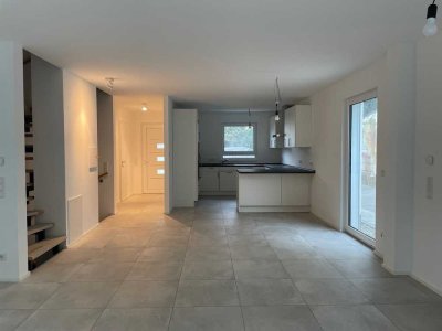 NEUWERTIGE DHH MIT 5 ZIMMER EBK TERRASSE GARTEN  IN ABSOLUT RUHIGER WOHNLAGE