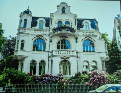 Repräsentative Wohnung in einer historischen Villa!