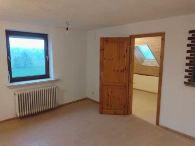 Helle 3,5-Zimmer Dachgeschosswohnung mit großem Garten zum Zusamtal