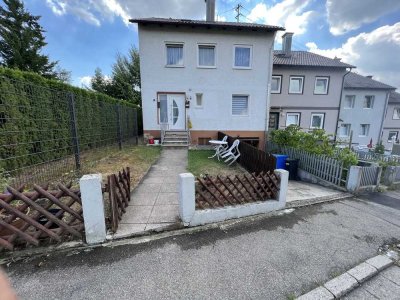 Reihenendhaus mit 2 bis 3 Wohnungen, Garten und Garage in Burtenbach