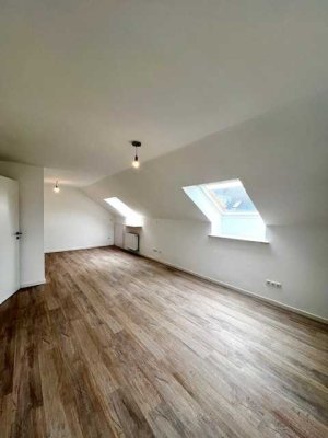 Neu Saniert - 3 Zimmer DG Wohnung mit Einbauküche