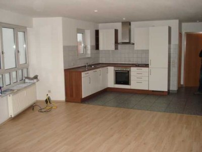 Einziehen & wohlfühlen: Moderne 3-Zimmer-Wohnung mit EBK/Balkon/Keller/Stellplatz in zentraler Lage