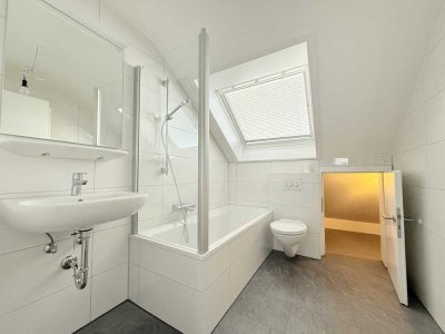 Alles neu! Traumhafte Dachwohnung mit Parkett, Küche & Sonnenbalkon