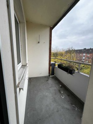 Sanierungsbedürftige Wohnung mit Balkon und Stellplatz in bester Lage