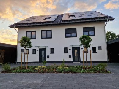 neuwertige Doppelhaushälfte mit gehobener Innenausstattung und L-Küchenzeile in Schlangen