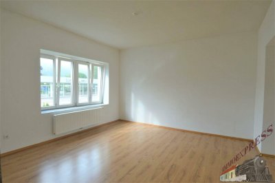 Anlageobjekt vermietet - 2 Wohneinheiten mit großem Carport und Garage