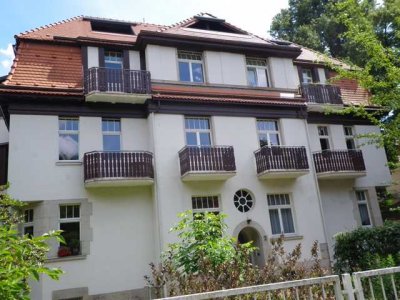1-Raum-Dachgeschosswohnung mit Balkon und Einbauküche in Dresden Weißer Hirsch