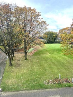 Modernisierungsbedürftige 3 Zimmer Eigentumswohnung mit Balkon+Tiefgaragenstellplatz "Am Golfplatz"