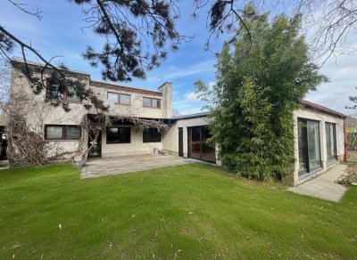 Renovierungsbedürftiges Retro-Haus mit Indoor-Pool und viel Gestaltungspotenzial