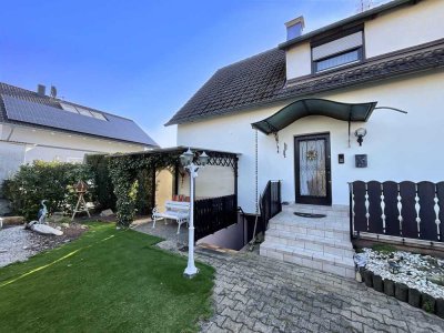 Attraktives Zweifamilienhaus mit großem Grundstück