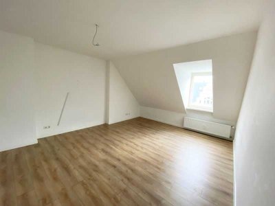 Altbau- Dachgeschosswohnung mit Aufzug