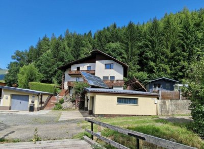 Großzügiges Wohnhaus mit Garagen für drei PKW, Sackgasse, Waldrandlage