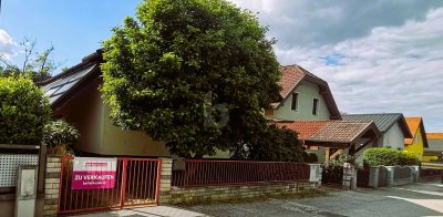 GERÄUMIGER FAMILIENHIT MIT GEPFLEGTEM GARTEN - VOLL UNTERKELLERT