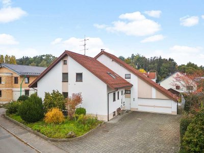 Großzügig! Zweifamilienhaus in toller Lage mit schönem Garten und energieeffizienter Wärmepumpe