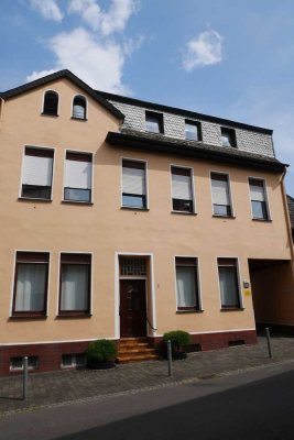 Attraktives Mehrparteienhaus mit zusätzlichem Hinterhaus und Garten – Ideale Kapitalanlage mit Poten