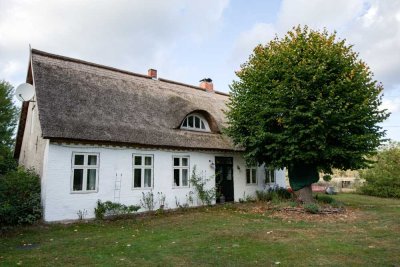 Allein-Lage Top-saniertes Bauernhaus mit FeWo, Scheunen, Pferdestall & Koppel  60.000 m²