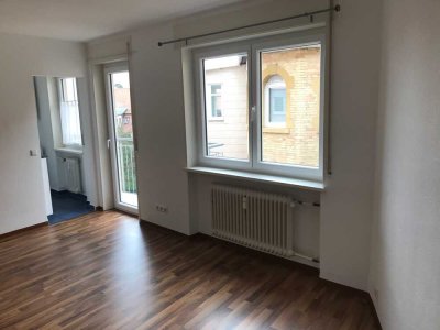 TOP: Gepflegte 1-Zi.-Wohnung in ruhiger u. zentraler Lage *Balkon, Küchenzeile, Keller*