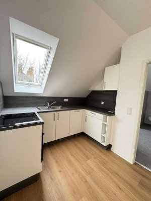 helle Dachgeschosswonung: offene Küche mit neuer Einbauküche, Tageslicht mit WWM, große Zimmer