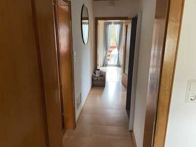 Sehr gepflegte 2,5 Zimmer Wohnung (teilmöbliert) mit Einbauküche und Balkon