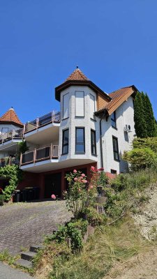 Exklusive EG-Wohnung mit unverbaubaren Rheinblick sowie Terrasse und Balkon inkl. Garage