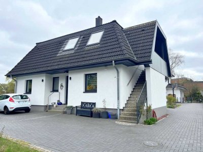 Farmsen: großzügige DG-Wohnung mit Balkon im Zweifamilienhaus