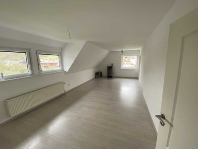 Moderne Wohnung mit Kamin und ausgebautem Dachboden  (Offene Besichtigung 10.05. von 13-15 Uhr)