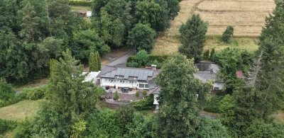 Repräsentatives Wohnen in Top-Alleinlage -- Villa mit Burgenblick & großem Grundstück