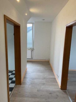 Freundliche und vollständig renovierte 3,5-Raum-DG-Wohnung in Bielefeld