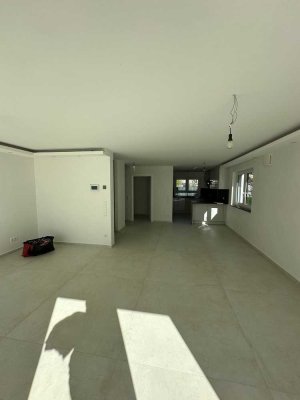 Moderne Doppelhaushälfte in Göppingen-Holzheim: 140 qm Wohnfläche, zur Miete ab 01.04.2024