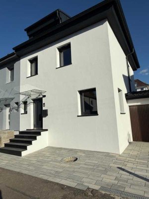 Erstbezug nach Sanierung: Attraktive 4-Zimmer-Doppelhaushälfte mit lux. Innenausstattung und EBK
