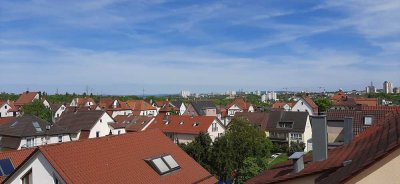Helle Galerie-Wohnung im DG Zuffenhausen