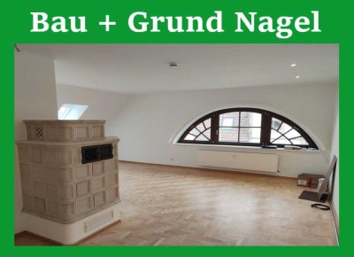Komplett renovierte 2,5-Zimmerwohnung mit Aufzug, Einbauküche, Balkon etc. im Zentrum!