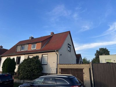 Idyllische Doppelhaushälfte  4 ZKB mit großem Garten