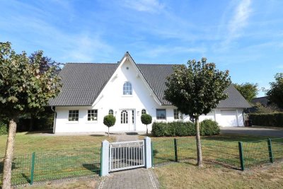 Schickes, topgepflegtes Einfamilienhaus mit Doppelgarage auf wunderbarem Grundstück (Randlage)
