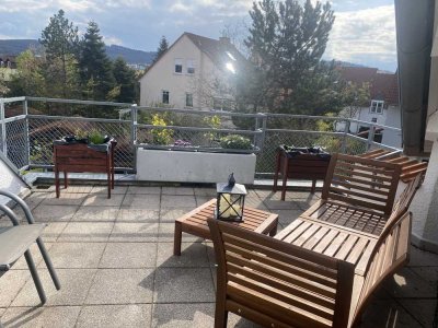 Helle 2,5-Zimmer-Maisonette mit Balkon & EBK nahe Bahnhof