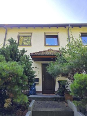 1-Familienmittelhaus (ETW-Anlage - Erbpacht) in zweiter Reihe mit Garten und Carport!