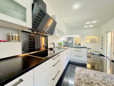 Saniertes Wohnhighlight in zentraler Lage mit Einbauküche, 2 Bädern, Doppelgarage u. großer Terrasse