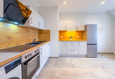 Erstbezug nach Sanierung* 3-RW* 1.OG* modern & neu möbliert* neue EBK*  Süd-West-Balkon* zentral*