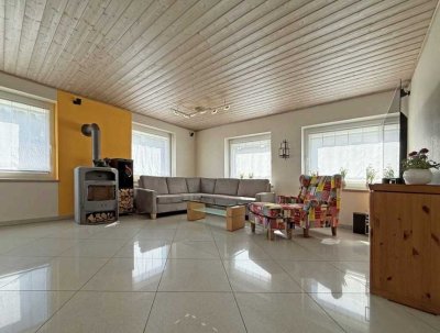 Modernisierte 3-Zimmer-Wohnung mit Garten, Carport, Kamin und Einbauküche in Schmitten